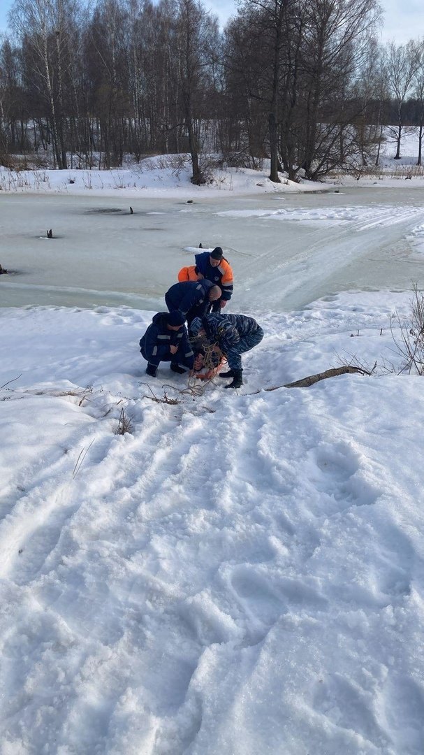 🔴В деревне Игумново Чеховского района спасли рыбака, провалившегося под лед n n☎О происшествии на водоеме в #112 сообщили очевидцы, которые рассказали, что мужчина уже еле держится за край льдины