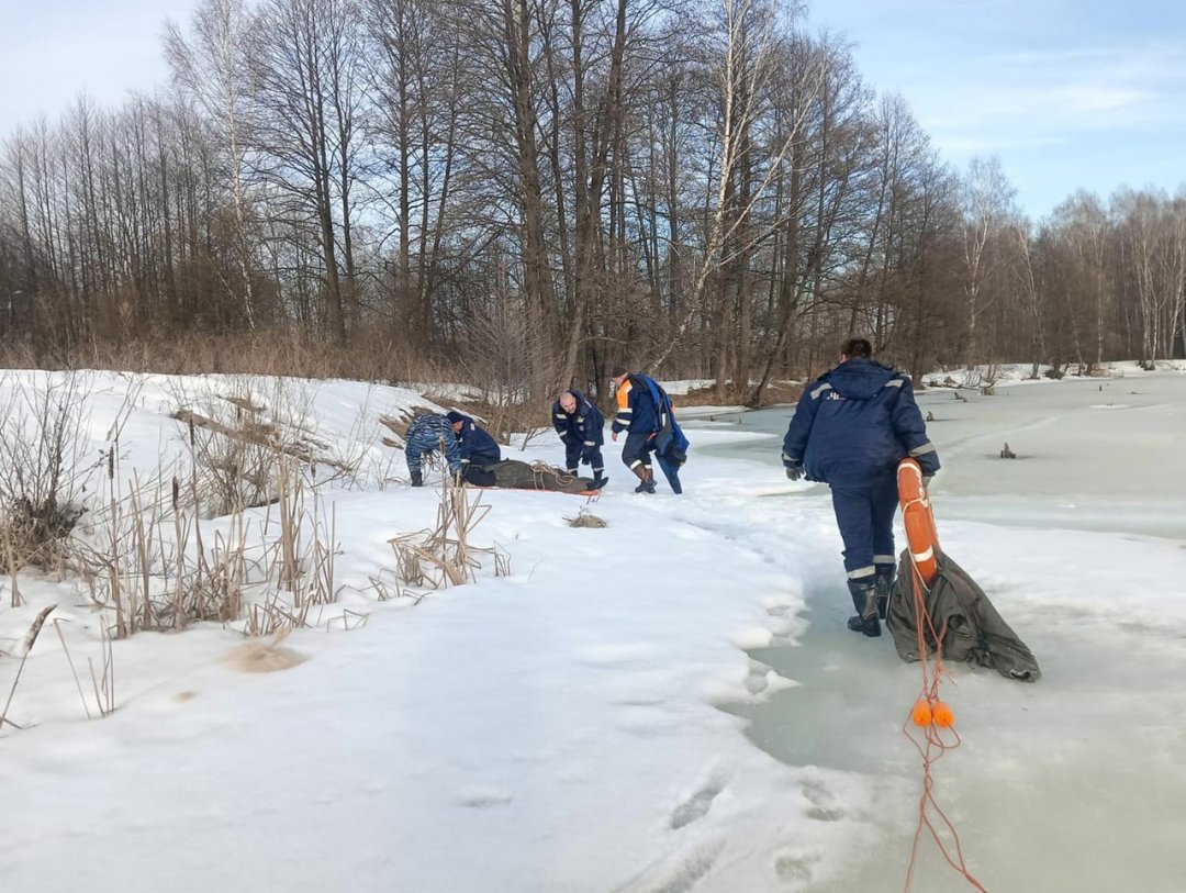 🔴В деревне Игумново Чеховского района спасли рыбака, провалившегося под лед n n☎О происшествии на водоеме в #112 сообщили очевидцы, которые рассказали, что мужчина уже еле держится за край льдины