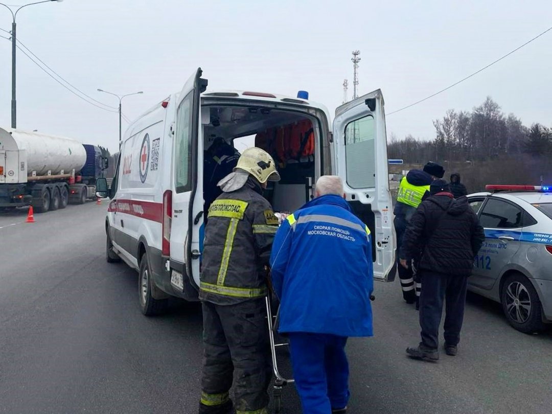 🙏 Сегодня работники 311-й пожарно-спасательной части #Мособлпожспас ликвидировали последствия ДТП, которое произошло на 61-м километре автодороги М-2 в Чеховском муниципальном округе